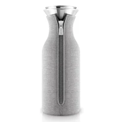 Carafe rafraîchissante Eva Solo à housse tissée, gris clair