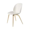 Chaise Beetle, alabaster white, structure en chêne laqué mat