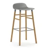 Chaise de bar Form Chair pieds en chêne, gris