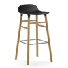 Chaise de bar Form Chair pieds en chêne, noir