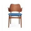 Chaise Gesture, assise revêtue de textile, Support en chêne huilé teck sea blue