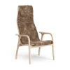 Fauteuil Lamino hêtre laqué/peau de mouton, Sahara (marron nougat)