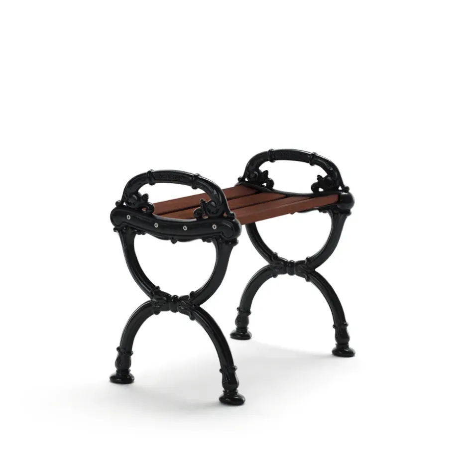 Tabouret Byarum, Pin brun lasure, support noir