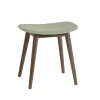 Tabouret Fiber, dusty green, pieds en bois lasuré marron foncé