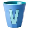 Tasse en mélamine Rice medium lettre V 30 cl, New dusty blue